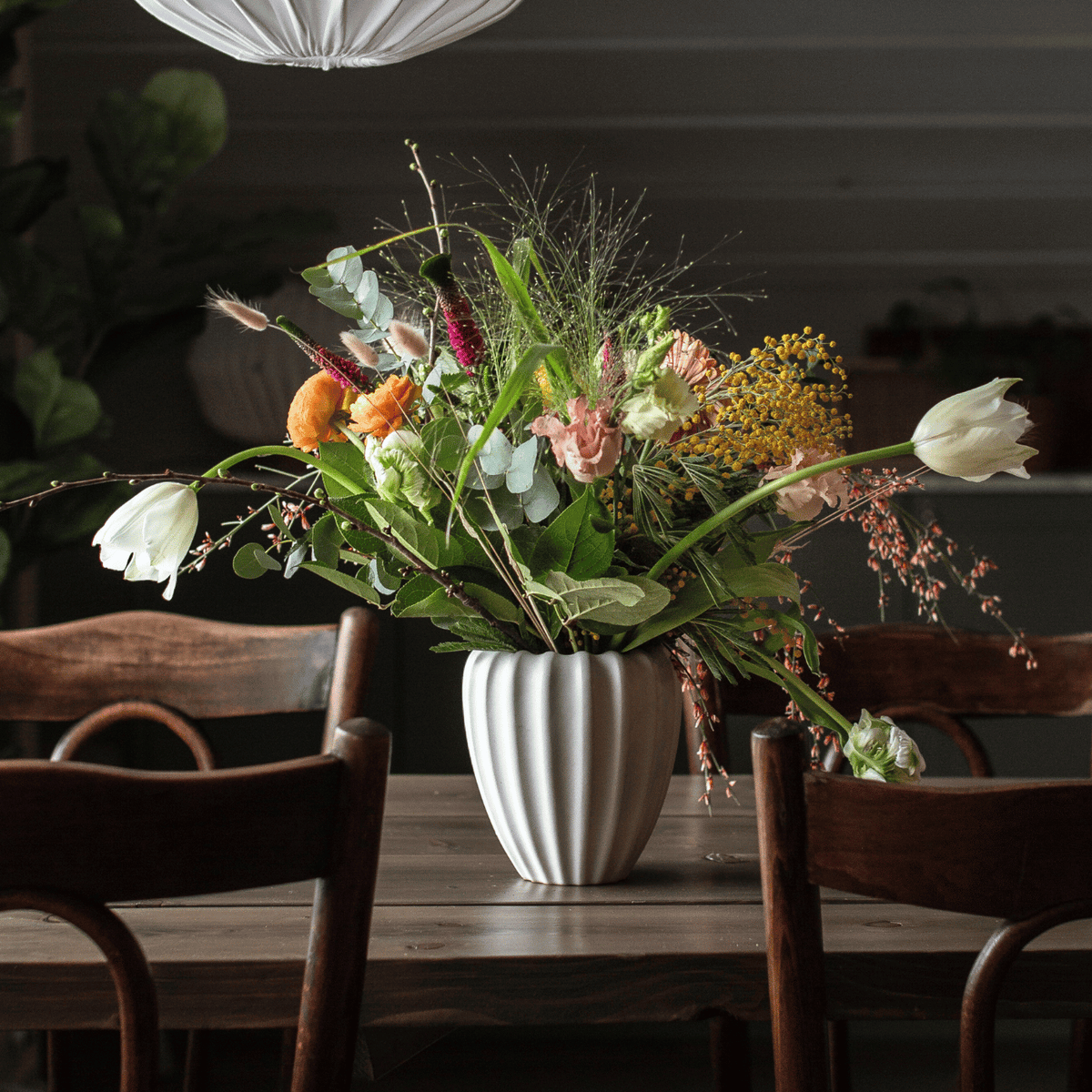 Vas i keramik med vårens blommor Paradisverkstaden Öland