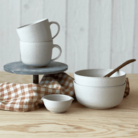 Vit handgjord keramik från frukostset Mini i servisen Lantliv med koppar, skålar och liten skål från Paradisverkstaden.