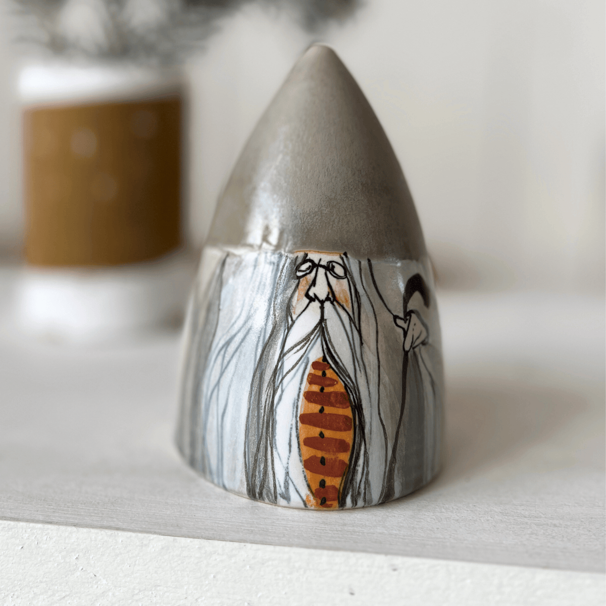 Tomte i keramik med naturfärgad luva - Paradisverkstaden Öland