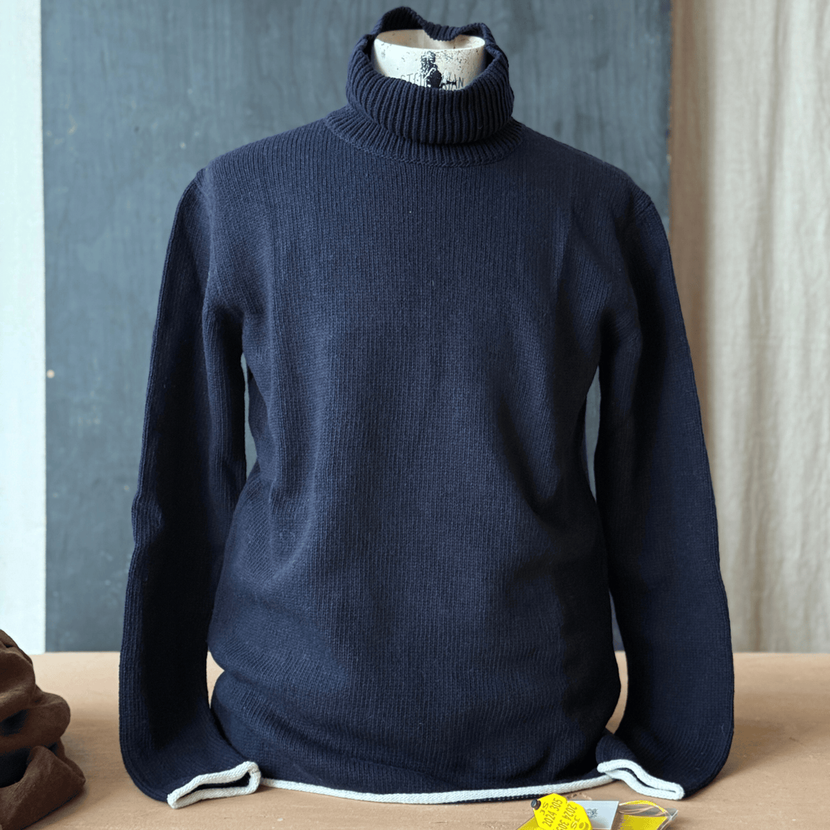 Stickad Ulltröja i marinblå - John Sterner av Alexander Stutterheim