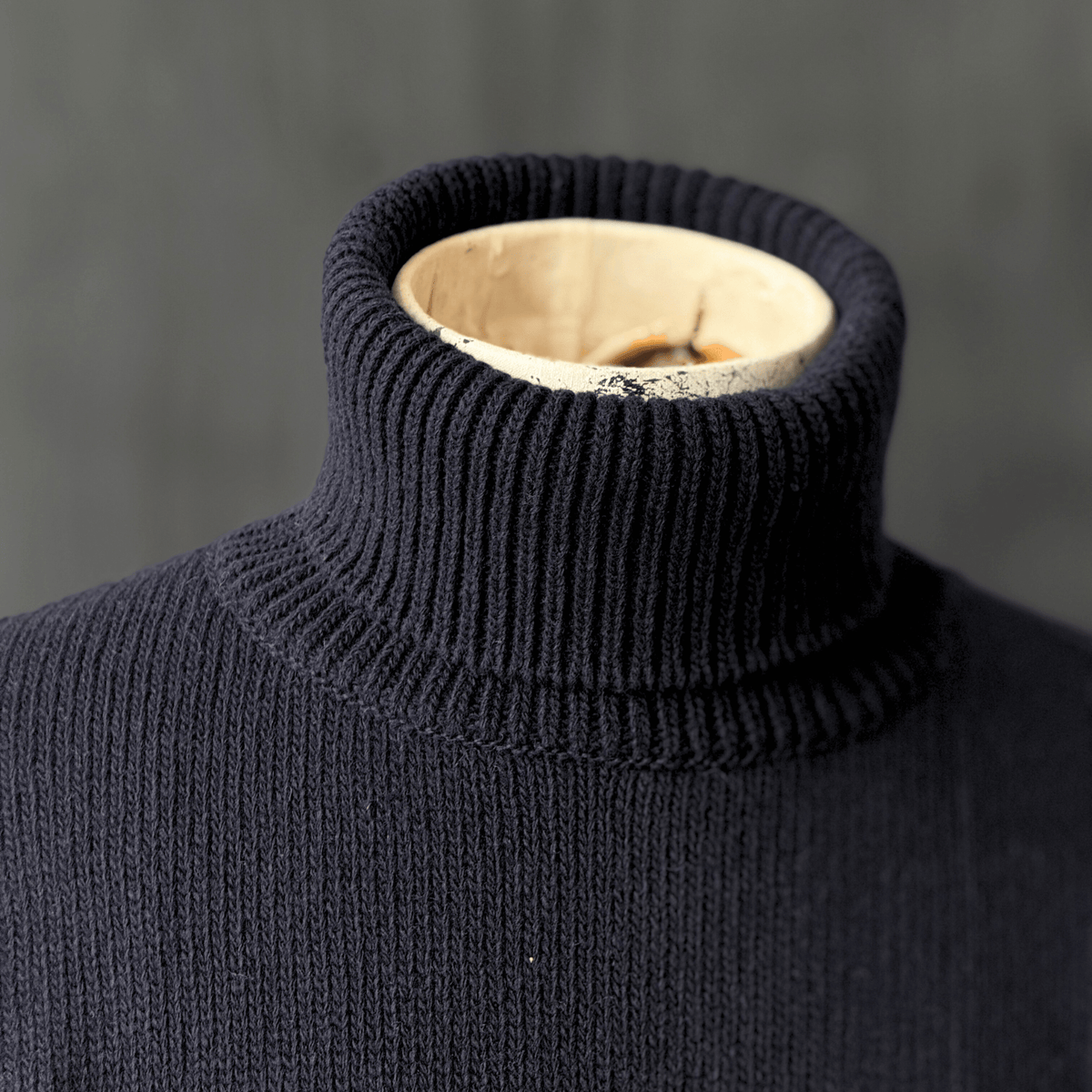 Ulltröja i marinblå John Sterner av Alexander Stutterheim