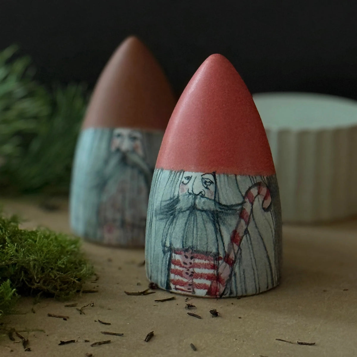 Tomte i keramik med röd luva - Paradisverkstaden Öland