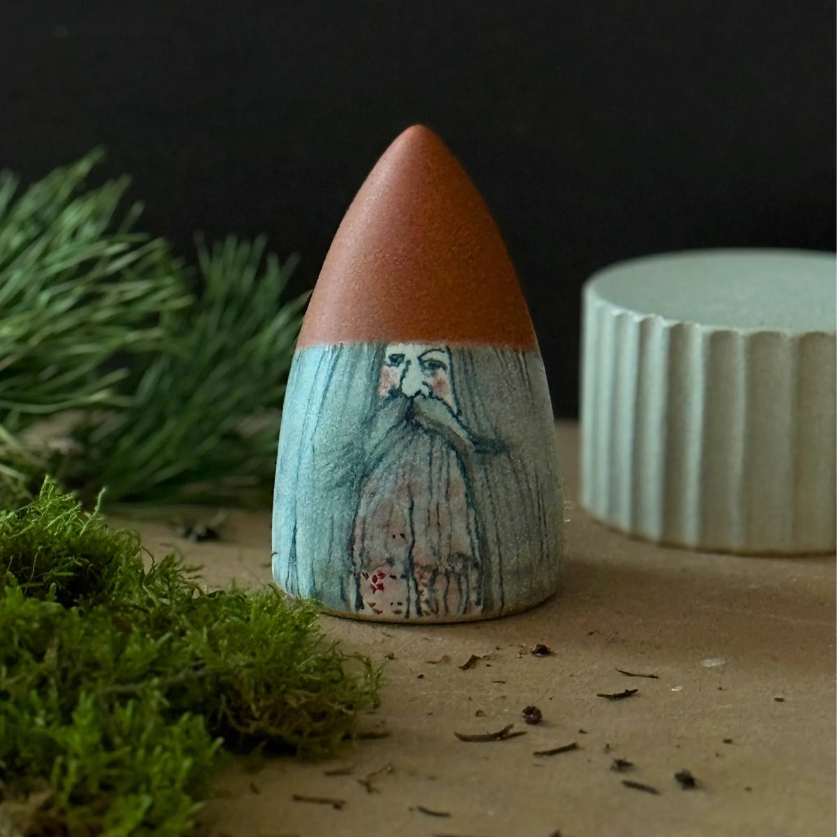 Tomte i keramik med brun luva och skägg