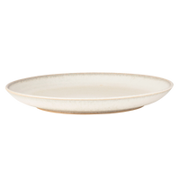 Handgjord tallrik i stengods ur Lantliv-serien från Paradisverkstaden. Havrefärgad keramik med mjuk form, diameter 27 cm.