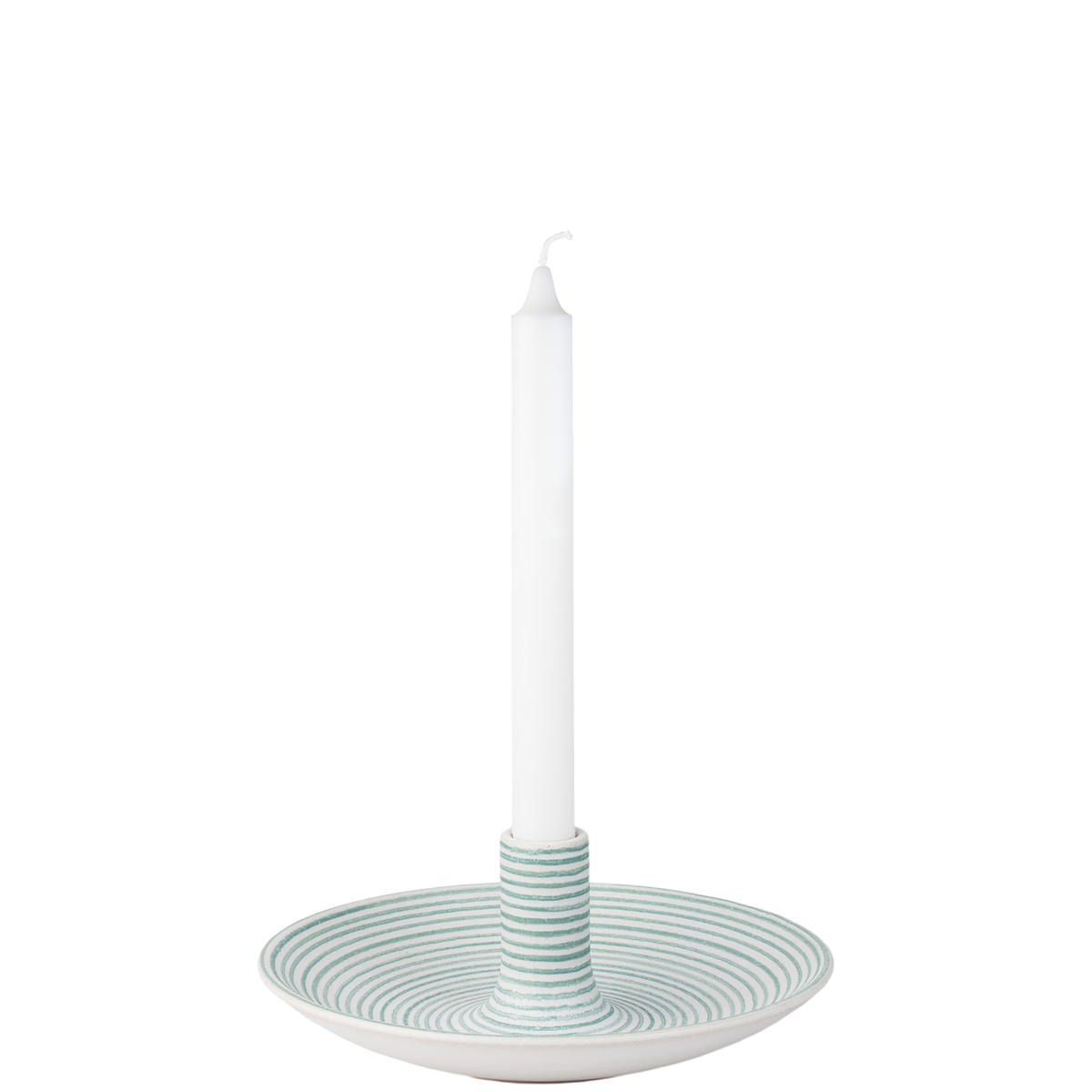 Linje Ljusfat 20 cm – Salvia (grön ton) linje
Litet handdrejat ljusfat i keramik, 20 cm, med ljusgröna handmålade linjer och sidenvit glasyr från Paradisverkstaden.