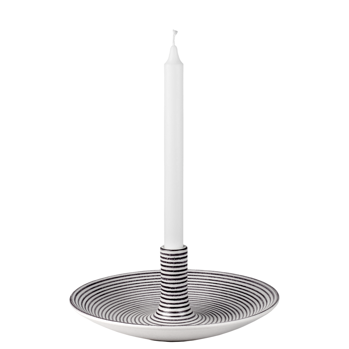 Handdrejat ljusfat i 25 cm med svarta handmålade linjer – svenskt hantverk från Paradisverkstaden på Öland.